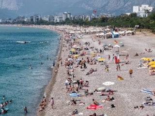 Antalya’da bayram tatilinde sahiller doldu