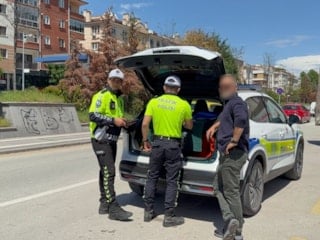 Eskişehir'de ters yönden gelen eksik evraklı sürücüden polise ilginç tepki