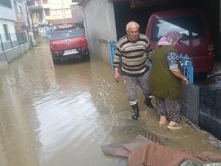 Karabük'te debisi artan dere taştı, köy halkı tedirgin oldu