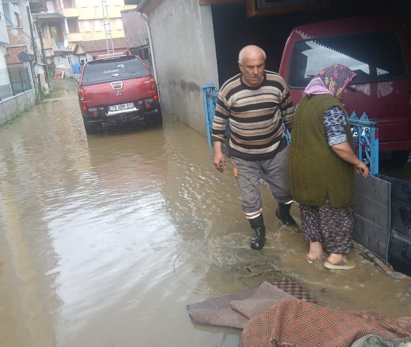 Karabük'te debisi artan dere taştı, köy halkı tedirgin oldu