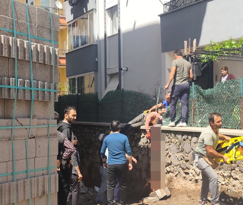 Aksaray'da korkuluk demiri sırtına saplanan işçi ağır yaralandı