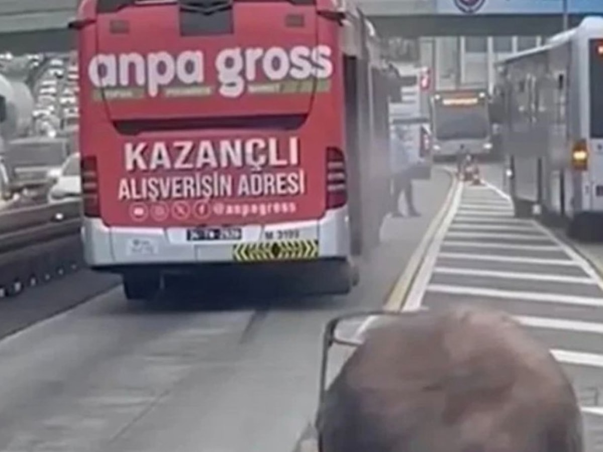 Metrobüs yangınından yükselen dumanlar