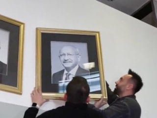 Kemal Kılıçdaroğlu'nun fotoğrafı yeniden CHP Genel Merkezi'ne asıldı