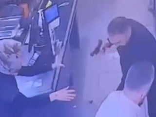İstanbul'da ürün değiştirmesine izin verilmeyen kadın, kocasını çağırdı: Silahlı kavga çıktı
