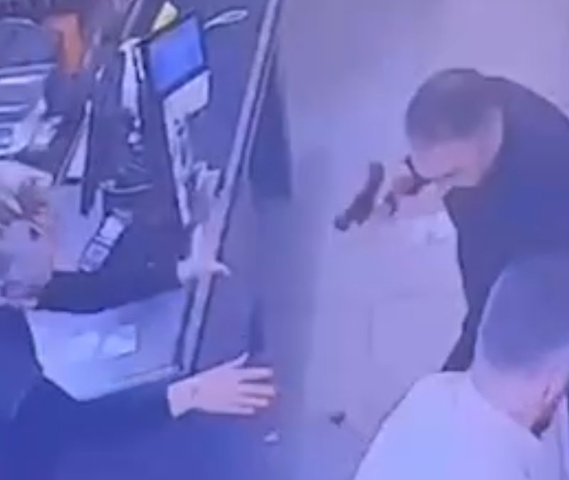 İstanbul'da ürün değiştirmesine izin verilmeyen kadın, kocasını çağırdı: Silahlı kavga çıktı