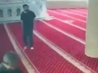 İstanbul'da camide temizlik yapan imamı darbetti: O anlar kamerada