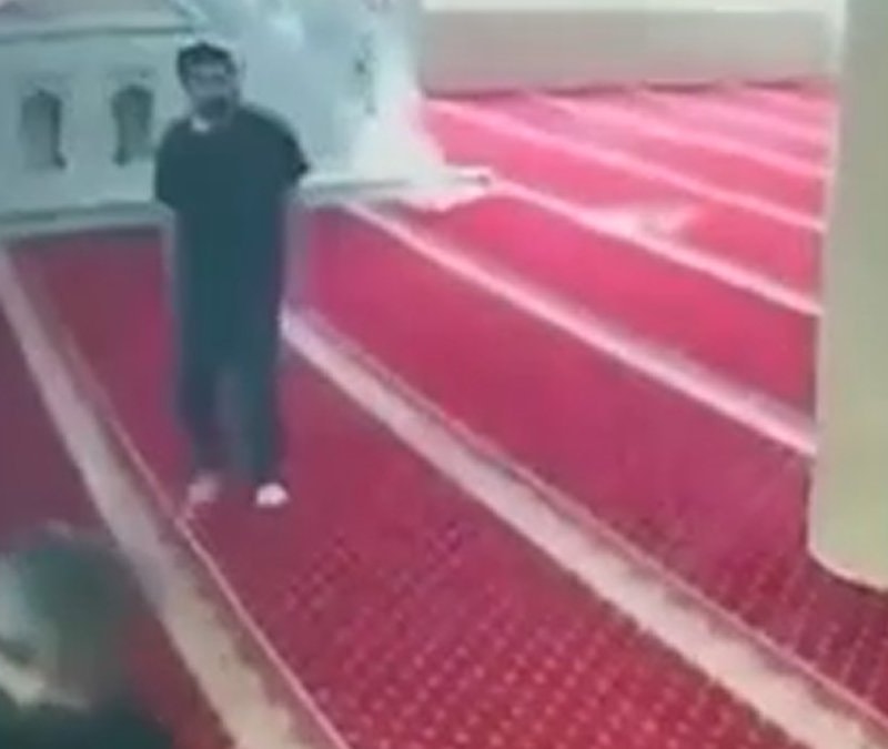 İstanbul'da camide temizlik yapan imamı darbetti: O anlar kamerada