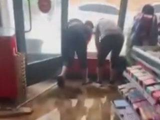 Muş’ta sağanak ve dolu yağışı: İş yerlerini su bastı