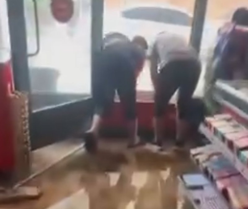Muş’ta sağanak ve dolu yağışı: İş yerlerini su bastı