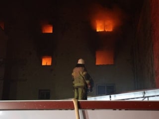 İzmir’de 5 katlı ayakkabı imalathanesinde yangın çıktı