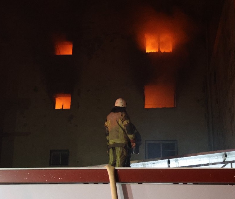 İzmir’de 5 katlı ayakkabı imalathanesinde yangın çıktı