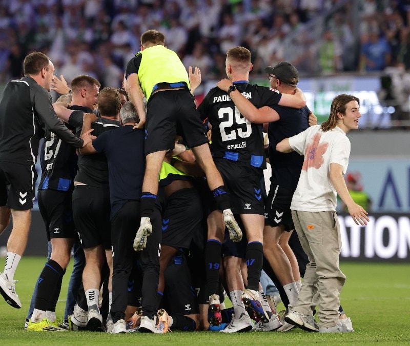 Wolfsburg, 30 yıl sonra düştü! Paderborn, Bundesliga'ya yükseldi