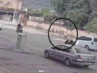 Hatay'da karşıya geçmeye çalışan dalgın çocuk, araca çarptı