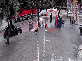 Adana'da kask taktı, telefon bayisini sövdü