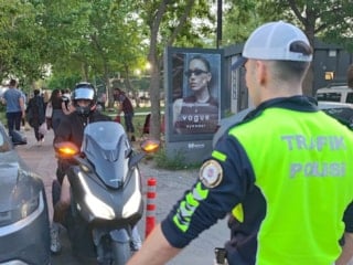İstanbul'da kaldırımı yol gibi kullanan motosiklet sürücüleri cezadan kaçamadı