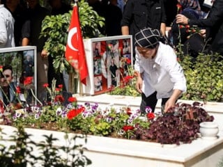 Bayram arifesinde aziz şehitler minnet ve dualarla anıldı