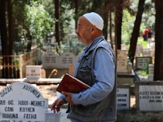 Adana'da "Hocayım" dedi, 'işçi' çıktı: Duayı okuyamayınca mezarlıktan atıldı