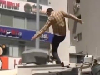 İzmir’de TOMA’ya zarar veren şahsın gözaltına alındığı anlar