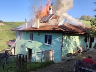 Samsun'da alevlerin yükseldiği ev kullanılamaz hale geldi