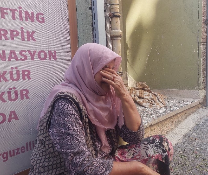 Balıkesir'de lafa tuttukları kadının paralarını çaldılar
