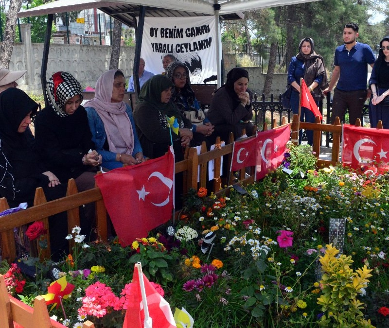 Kahramanmaraş'taki okul saldırısında ölen öğrencilerin aileleri mezarlıkta buluştu