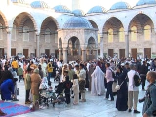 İstanbul'da Sultanahmet Camii'nde bayram yoğunluğu başladı
