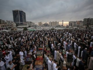 Gazze’de enkazların gölgesinde bayram: Filistinliler sokaklarda namaz kıldı