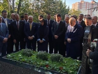 Devlet Bahçeli, Alparslan Türkeş'in kabrini ziyaret etti