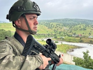 Hakkari’de Mehmetçik, sınır hattında vatan nöbeti tutarken bayramlaştı