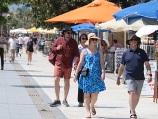 Bayram tatilinde sahiller doldu taştı: Marmaris ve Datça'ya 4 günde 40 bin araç girişi oldu
