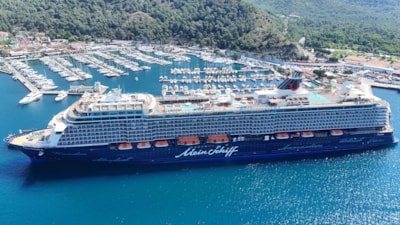 Marmaris’e dev kruvaziyer akını: 'Mein Schiff 5' ile 2 bini aşkın turist geldi
