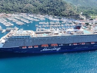 Marmaris’e dev kruvaziyer akını: 'Mein Schiff 5' ile 2 bini aşkın turist geldi