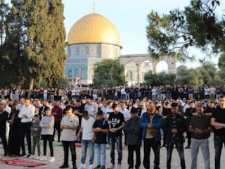 Mescid-i Aksa’da bayram namazı: 140 bin Müslüman aynı safta buluştu