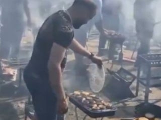 Almanya'da göçmenlerin kurban sonrası barbekü keyfi