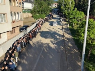 Bursa'da 60 yıllık gelenek: 1 kilometrelik bayramlaşma kuyruğu oluştu