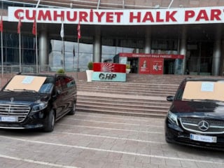 Kemal Kılıçdaroğlu, Özel dönemi araçlarını satışa çıkardı: Üzerlerine 'Haram parayla alınmıştır' yazıldı