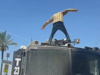 İzmir'de Özgür Özel mitingi öncesi TOMA'ya çıkıp tekmeleyen şahıs tutuklandı