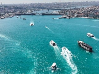 İstanbul Boğazı'nın rengi turkuaza büründü