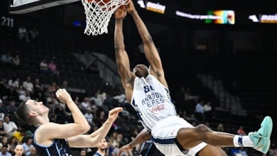 Anadolu Efes çeyrek final serisinde öne geçti