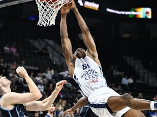 Anadolu Efes çeyrek final serisinde öne geçti