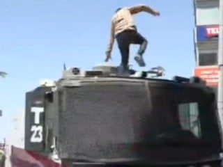 İzmir'de TOMA'nın üzerine çıkıp tekmeleyen eylemci tutuklandı