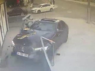 Kocaeli'de iş yerine otomobil daldı
