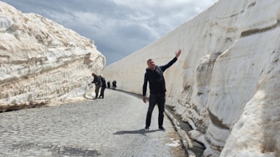 Nemrut Kalderası’nda yaz ortasında kış manzarası: 10 metrelik kar tünelleri ilgi odağı oldu