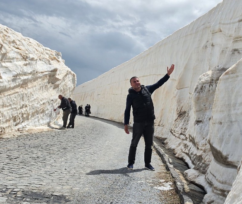 Nemrut Kalderası’nda yaz ortasında kış manzarası: 10 metrelik kar tünelleri ilgi odağı oldu