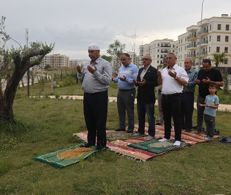 Depremde yıkılan Emek Mahallesi yeniden ayağa kalktı: Vatandaşlar şükür namazında buluştu
