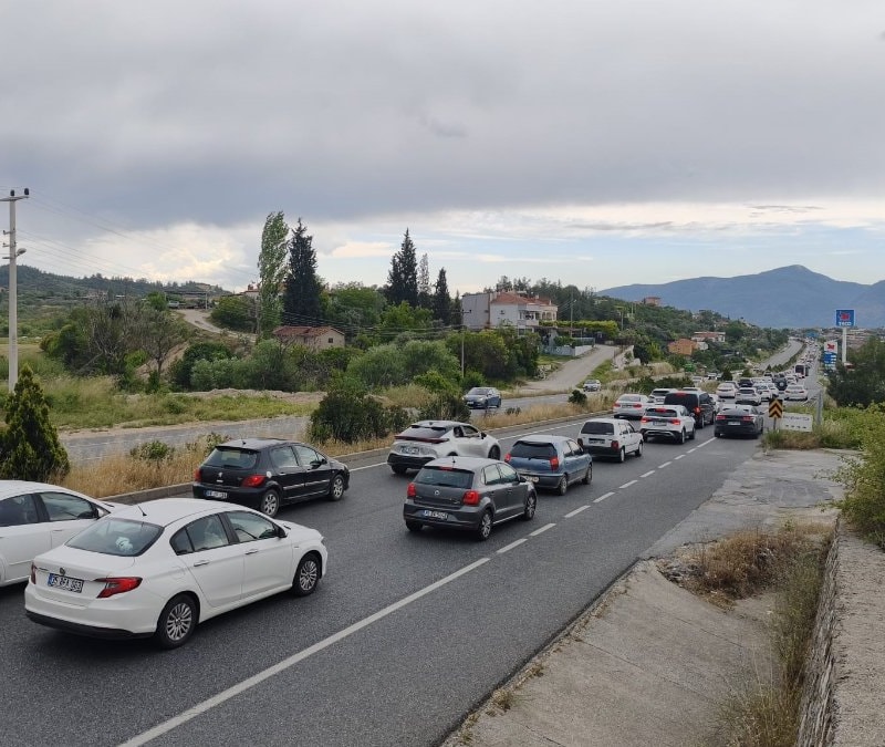Muğla'ya tatilci akını: 22 kilometrelik araç kuyruğu oluştu
