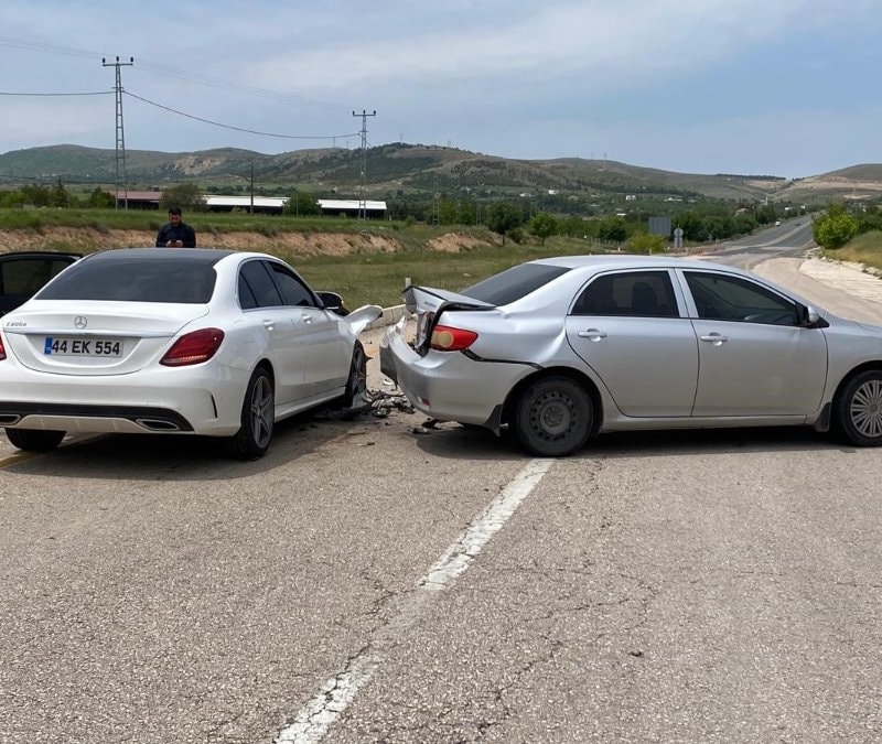 Elazığ’da iki araç çarpıştı: 1'i hamile 4 yaralı