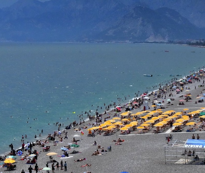Antalya sahillerinde bayram yoğunluğu sürüyor