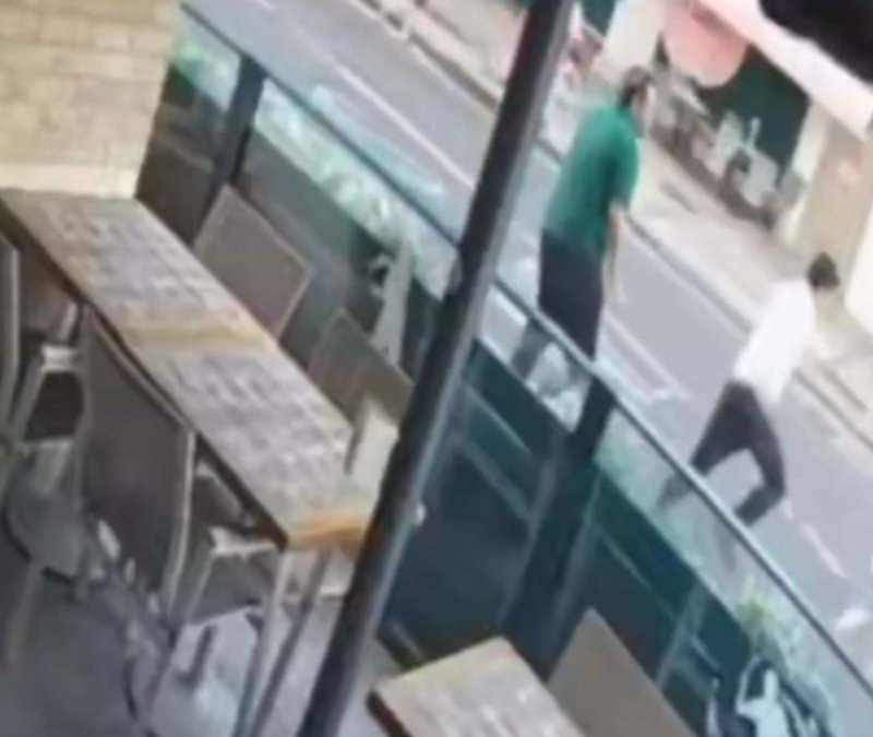 Londra'da Türk müdür, minik kızı motosikletin önünden son anda kurtardı