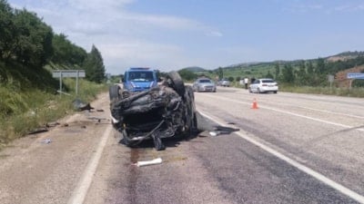 Adıyaman’da otomobil takla attı: Anne ve 3 yaşındaki çocuk yaralandı